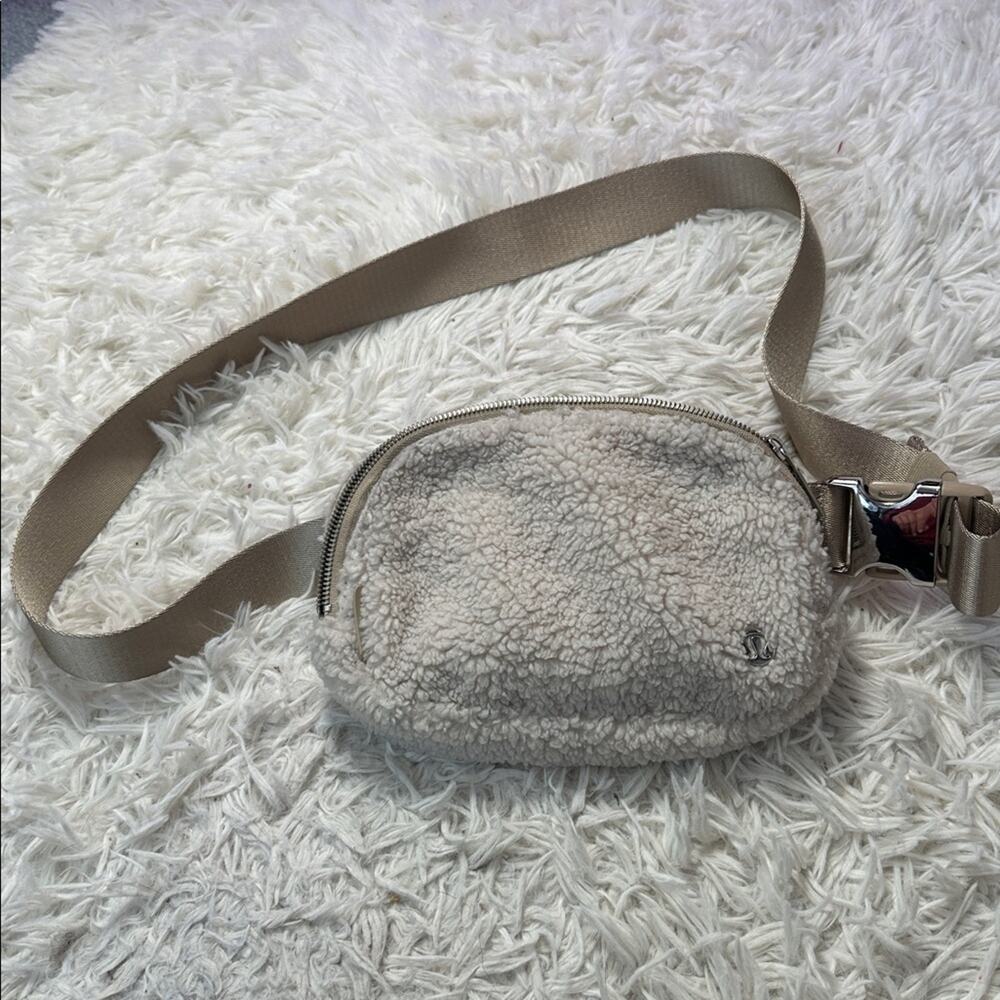 Lululemon Everywhere Fleece Belt Bag Light Ivory
